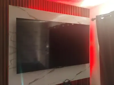 a flat screen tv hanging on a wall at Cómodo Apartamento en Santiago in Santiago de los Caballeros