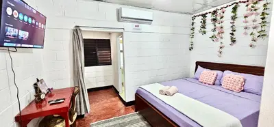 a small room with a bed and a tv at Apartamento Mirador de La ciudad in Jarabacoa