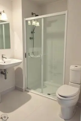 a bathroom with a shower and a toilet and a sink at Lujoso apartamento para tu comodida in La Alianza