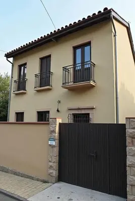 a house with two balconies and a black fence at Lujoso apartamento para tu comodida in La Alianza