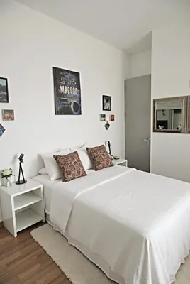 a white bedroom with a large white bed with two pillows at Lujoso apartamento para tu comodida in La Alianza