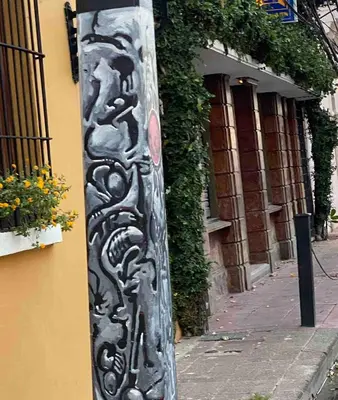 a totem pole on the side of a building at Lovely apartment colonial zone in Santo Domingo