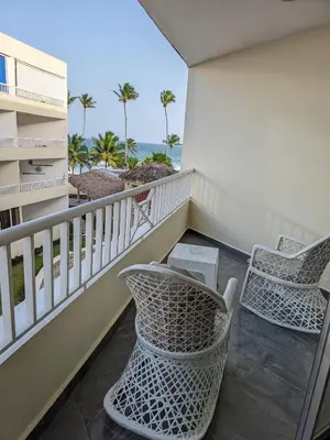 a balcony with chairs and a view of the ocean at Jardines del Mar Todas las Amenidades Reserva Inmediata in Villas del Mar