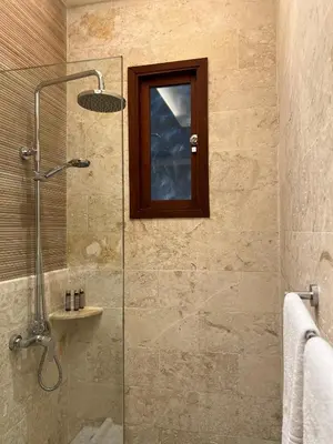 a bathroom with a shower with a glass door at Boutique Hotel Casa Grande, Banana Chica, Estudio superior con cocina in Santo Domingo