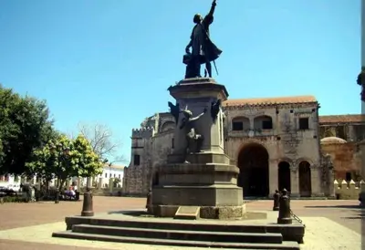 a statue of a man standing in front of a building at Luxury apartment Riviera Colonial in Calero