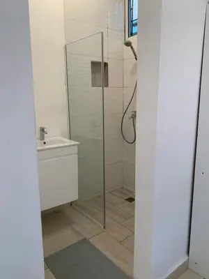 a bathroom with a shower and a sink at Acogedor apartamento de 1 dormitorio cerca de la playa in Sosúa