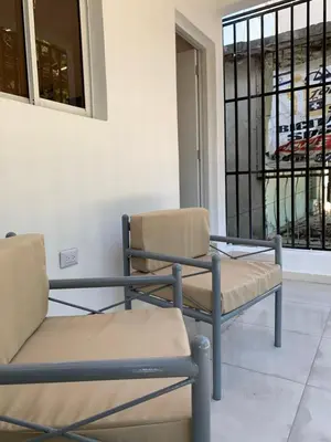 two chairs in a waiting room with a window at Acogedor apartamento de 1 dormitorio cerca de la playa in Sosúa