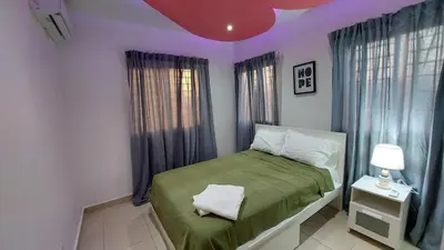 a bedroom with a green bed and purple ceilings at Modern and Luxury apartment in La Grúa