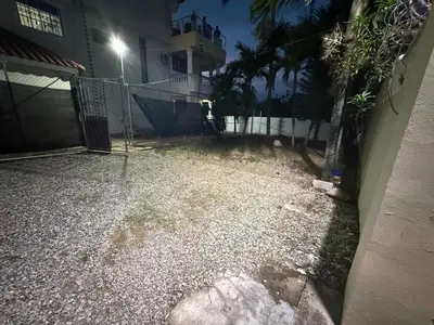 a tennis court in a yard next to a building at Casa con jacuzzi in Santiago de los Caballeros