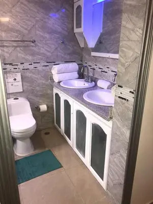 a bathroom with two sinks and a toilet at Acogedora Casa Vacacional in Colorado