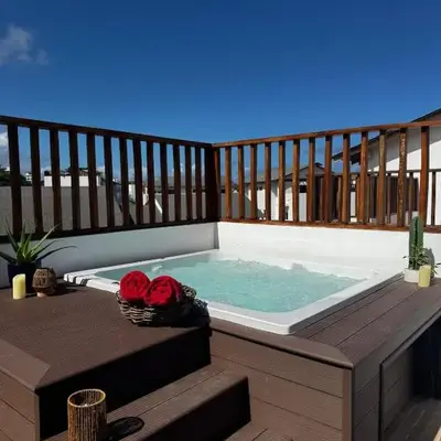 3BR & Rooftop Jacuzzi Near Beach