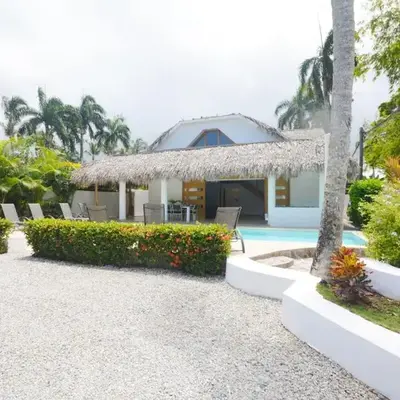 House with pool 300 m from Las Ballenas beach