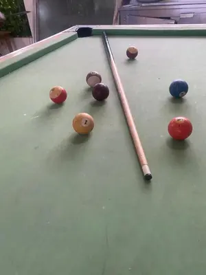 a cue ball and balls on a pool table at Villa Hotel Saul & Lucas in Castillo