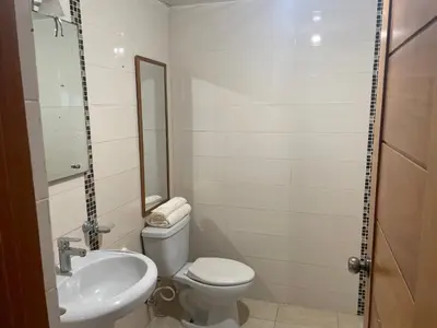 a small bathroom with a toilet and a sink at Amplio y acogedor apto céntrico de 3 habitaciones in Santo Domingo