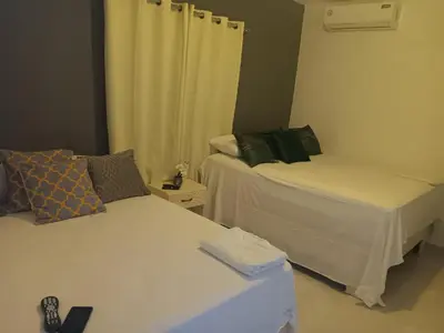 two beds in a small room withermottermottermott at Hospedaje Las Flores Pedernales in Pedernales