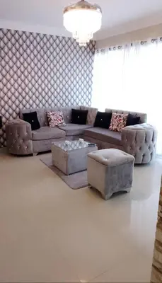 a living room with a couch and a table at Hermoso apartamento 3 habitaciones in Los Paredones