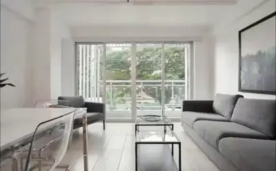 a living room with a couch and a glass table at Encanto en gazcue - Cerca del Malecón y la Zona Colonial in Santo Domingo