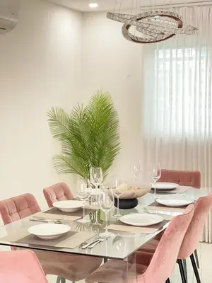 a dining room with a table and pink chairs at Confortable apartamento a 10 min del aeropuerto in La Viva