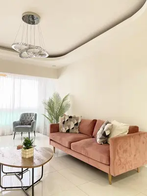 a living room with a couch and a table at Confortable apartamento a 10 min del aeropuerto in La Viva