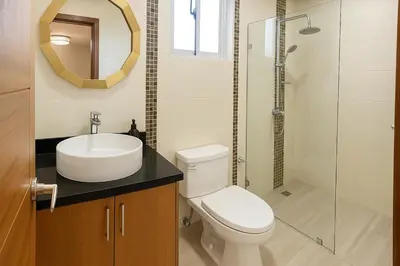 a bathroom with a toilet and a sink and a mirror at Confortable apartamento a 10 min del aeropuerto in La Viva