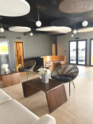 a living room with two chairs and a table at Apto céntrico con piscina, gym y una hermosa vista a la ciudad in Santo Domingo
