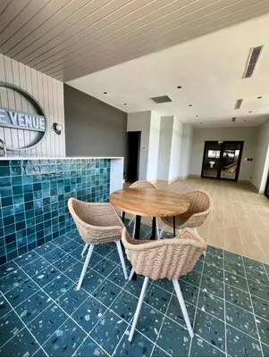 a dining room with a wooden table and chairs at Apto céntrico con piscina, gym y una hermosa vista a la ciudad in Santo Domingo