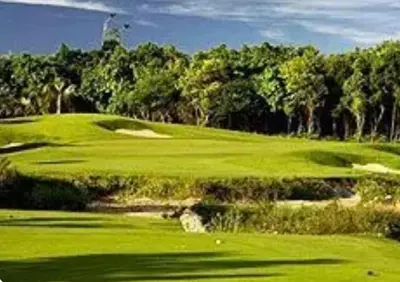 a view of a golf course with a green at Apartamento Cómodo en Punta Cana in Punta Cana