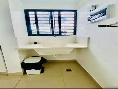 a bathroom with a sink and a window at Hermoso Apartamento de tres habitaciones in La Viva