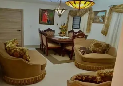 a living room with chairs and a dining room table at Hermoso Apartamento de tres habitaciones in La Viva
