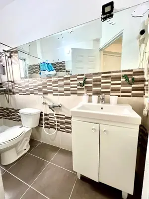 a bathroom with a toilet and a sink and a mirror at Apartamento a solo pasos del centro y la playa in Bayahibe