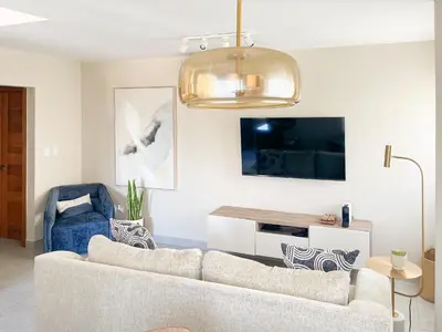 a living room with a couch and a table at Apartamento céntrico 1BR Piantini in Santo Domingo