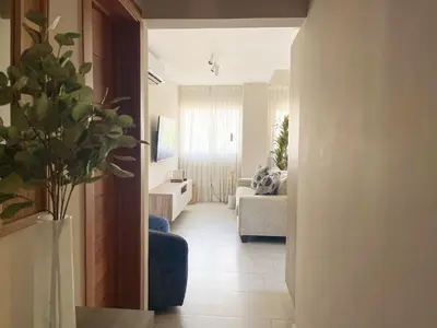 a hallway with a living room with a couch at Apartamento céntrico 1BR Piantini in Santo Domingo