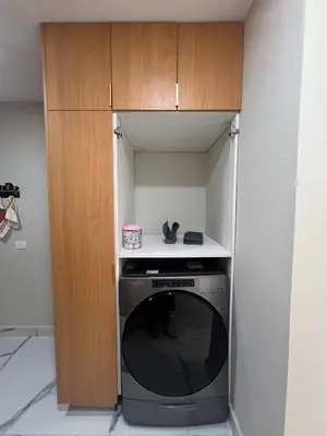 a small kitchen with a microwave and a cabinet at Santana Building in San Pedro de Macorís