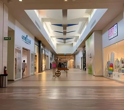 a hallway in a shopping mall with a cart in the middle at Condominio privado con piscina, cerca de la playa in Punta Cana