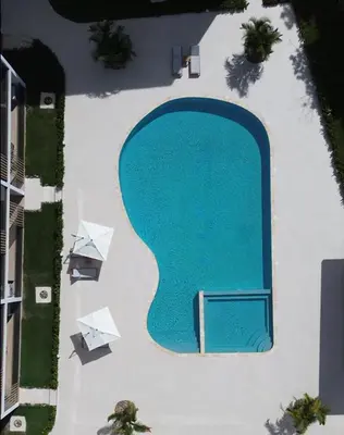 an overhead view of a swimming pool in a building at Escapada caribena: Piscina y cerca de la playa in Punta Cana