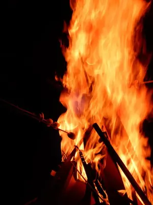 a bonfire burns in the dark at Eco Camping Jarabacoa in Jarabacoa