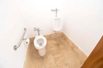 a bathroom with a toilet and a urinal at Espectacular Apto en Casa de Campo Los Altos 3 in La Romana