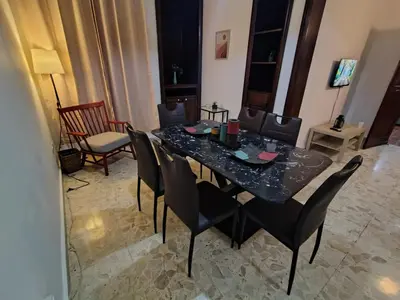 a dining room with a table with black chairs at Céntrico y acogedor apartartamento con Wifi y Parqueo gratis in Santo Domingo