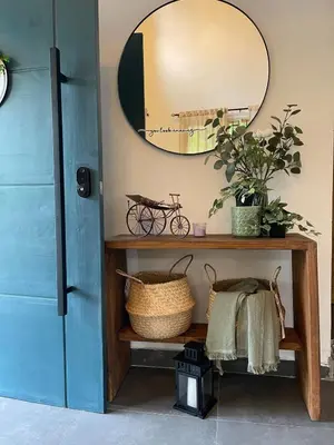 a shelf with a mirror and a bike on it at Villa Linda in Polo