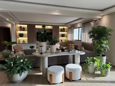 a living room with plants and a table and stools at Caonabo35 Elegancia Boutique en Santo Domingo 2 in Santo Domingo