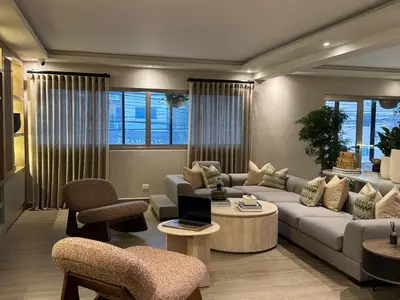 a living room with a couch and a table at Caonabo35 Elegancia Boutique en Santo Domingo 3 in Santo Domingo