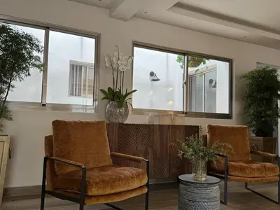 two chairs and a table in a room with windows at Caonabo35 Elegancia Boutique en Santo Domingo 7 in Santo Domingo