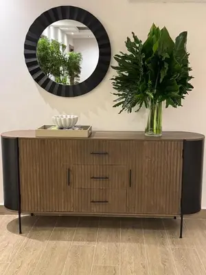 a mirror and a wooden dresser with a vase on it at Caonabo35 Elegancia Boutique en Santo Domingo 7 in Santo Domingo