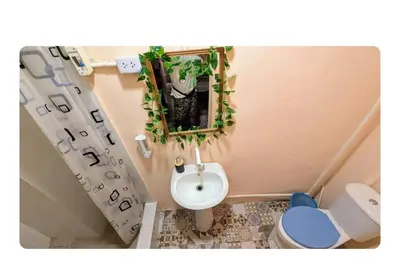 a small bathroom with a toilet and a mirror at Casa de huéspedes La Española in Santo Domingo