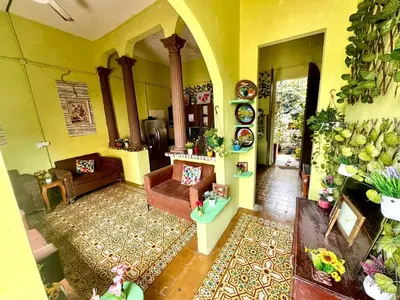 a living room with a couch and a table at Casa de huéspedes La Española in Santo Domingo