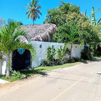 Quédate Aquí También