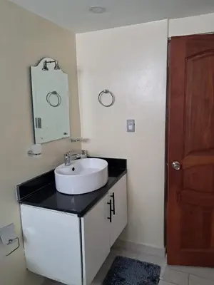 a bathroom with a sink and a mirror at Torre san geronimo 1109 apartamento 10-06 in Santo Domingo