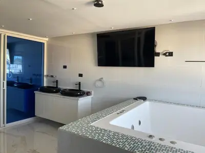 a large white kitchen with a large bath tub at Bella casa en lo alto in El Seis