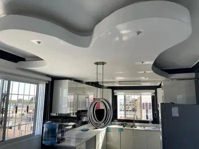 a kitchen with a white ceiling with a mirror at Bella casa en lo alto in El Seis