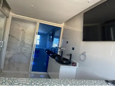 a bathroom with a sink and a shower with a toilet at Bella casa en lo alto in El Seis